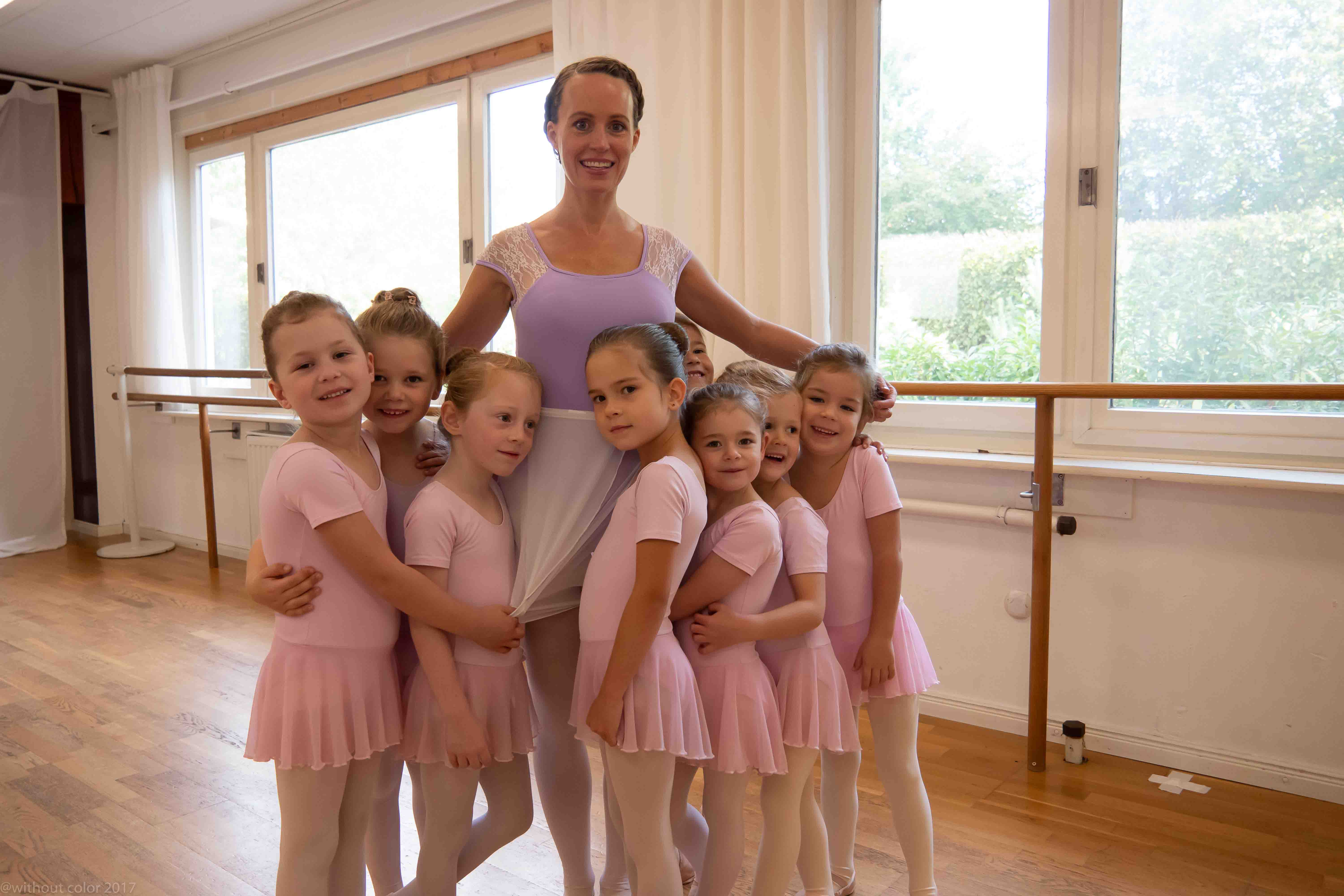 Anika Geigenberger mit Ballettschülerinnen der Ballettschule Geigenberger